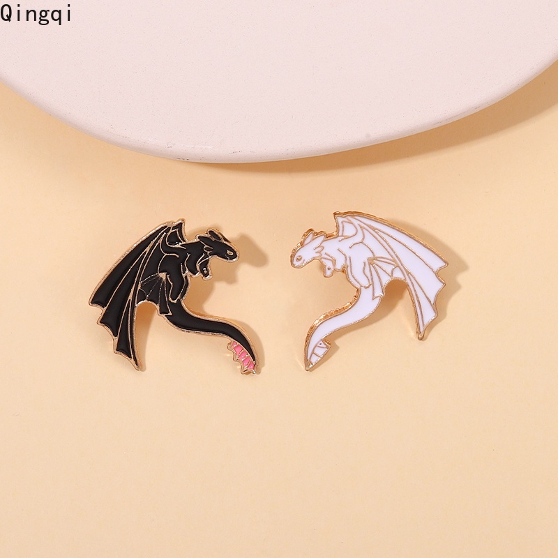 Bros Pin Enamel Desain Kartun Naga Terbang Warna Hitam Putih Bahan Alloy Untuk Hadiah