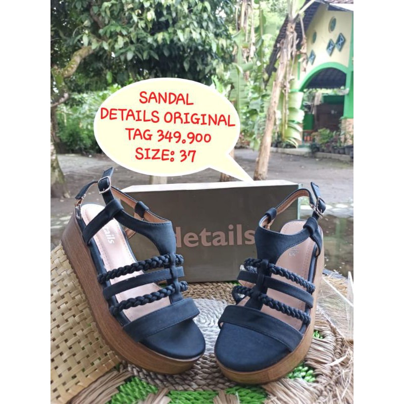 Sepatu Details wedges wanita