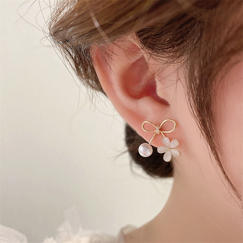 Anting Tusuk Motif Bunga Hias Mutiara / Berlian Imitasi Ala Korea Untuk Wanita