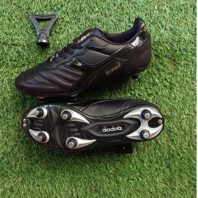 (SPECIAL PRICE) Sepatu bola kulit diadora terbaru