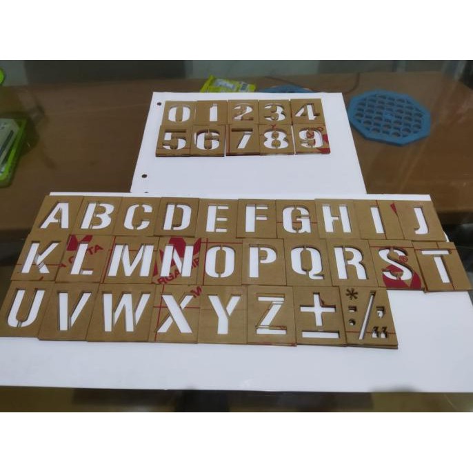 

(PERALATAN MENGGAMBAR) STENCILS CETAKAN A-Z 0-9 MOLDING STENSIL AKRILIK PYLOX CAT SEMPROT SALE