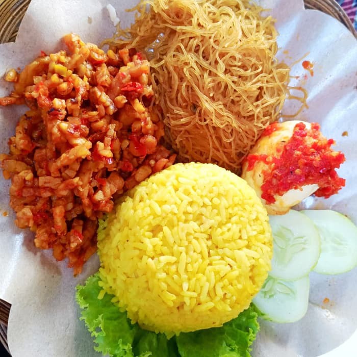 

NASI KUNING ST 1(Nasi kuning , mie atau bihun ,tempe orek , telor balado , krupuk , sambel , sendok.