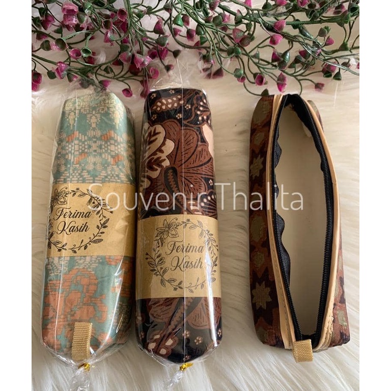 

ATH Souvenir Pernikahan 50 Pcs Tempat Pensil Atau Pulpen Motif Batik Kemas Plastik