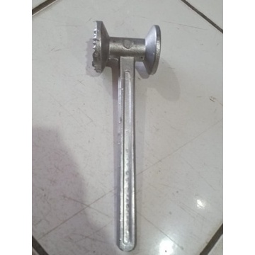 

Loyang Pencacah Daging P. 21 X L.6 X D. 4-5 CM