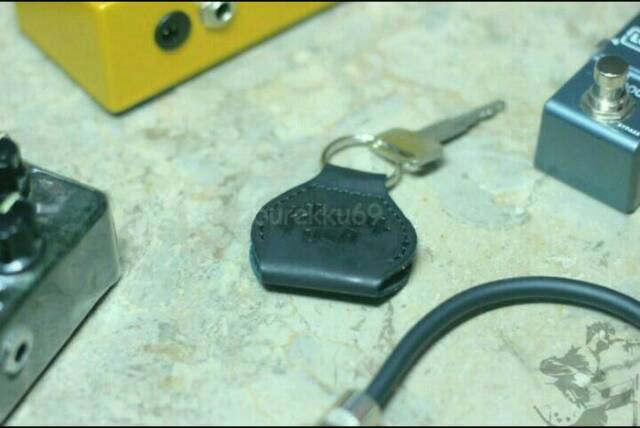 Tempat Pick Gitar Kulit Sapi  Pick Holder Gantungan KunciBonus Pick Gitar