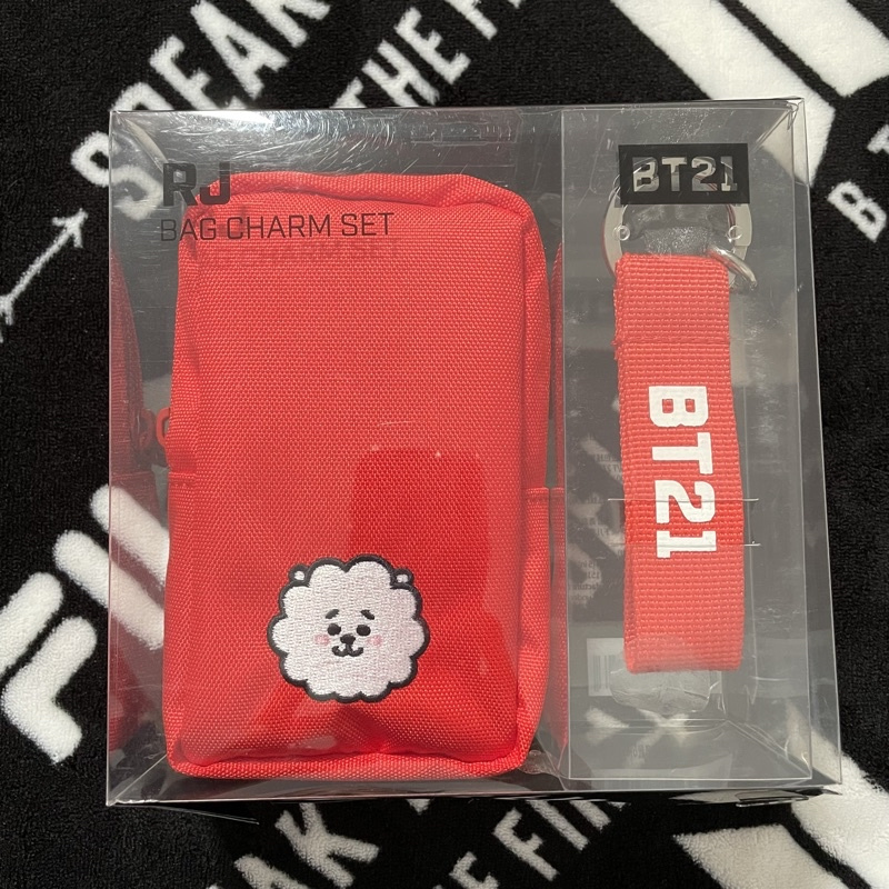 Official BT21 RJ bagcharm set...