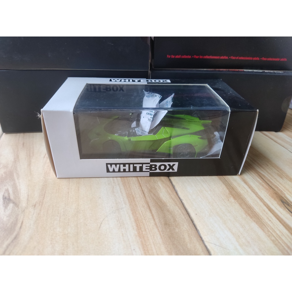 miniatur diecast lamborghini veneno roadster by white box skala model