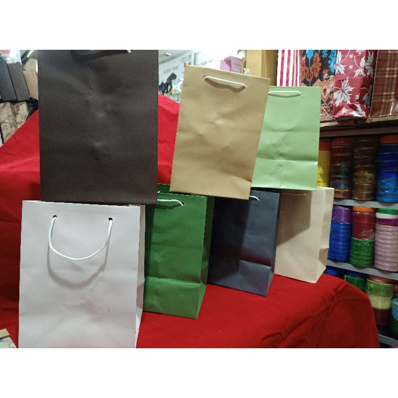 

paper bag toples warna bahan Jasmin isi 12 pcs satu lusin satu warna mksh