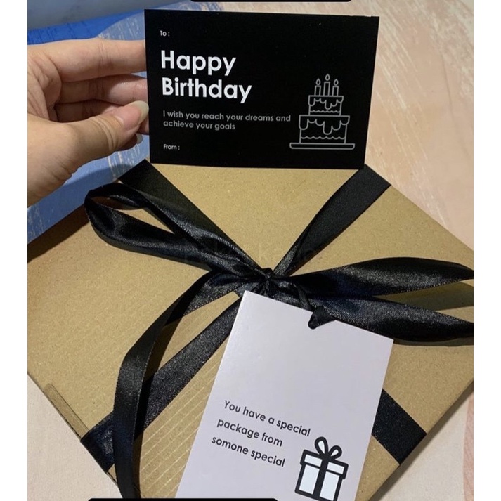 

BUNGKUS KADO Box coklat dan kartu ucapan pita