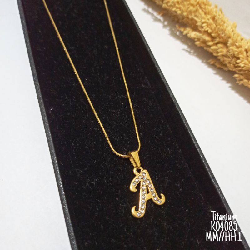 Kalung Titanium Huruf Inisial Latin Zircon K04085