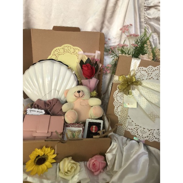 

HAMPERS HADIAH KADO ULANG TAHUN CEWEK CEWE WISUDA ANNIVERSARY MURAH GIFT BOX LEBARAN