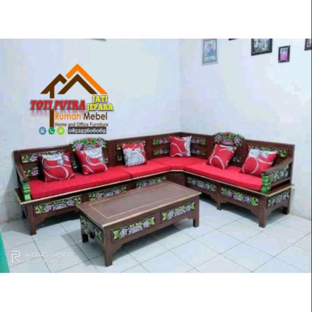 Kursi tamu sudut minimalis motif bunga dan bantalan