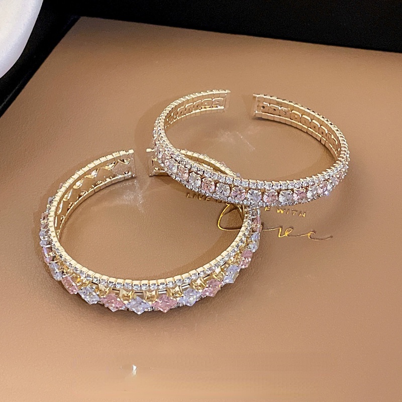 Gelang Model Terbuka Bahan Metal Aksen Berlian Zirkon Bentuk Geometris Warna Pink