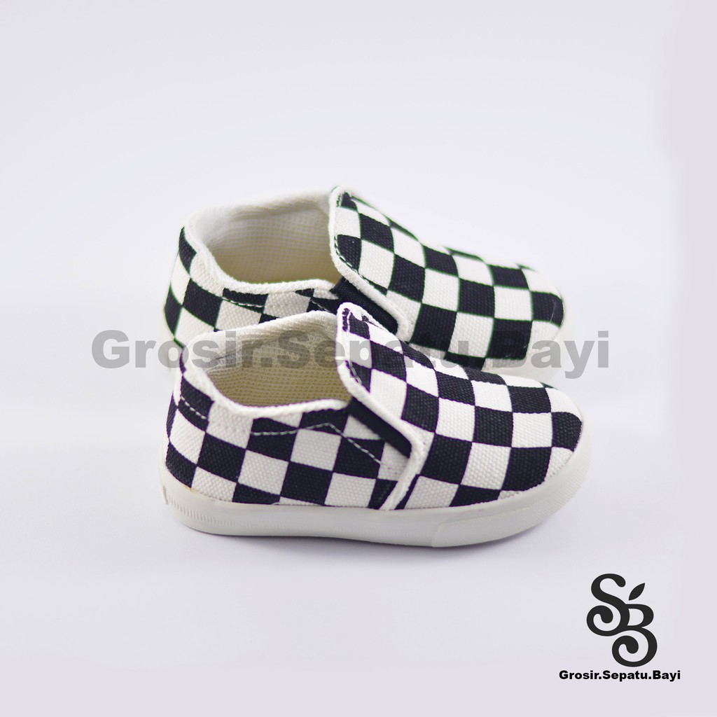 sepatu anak slip on motif catur murah