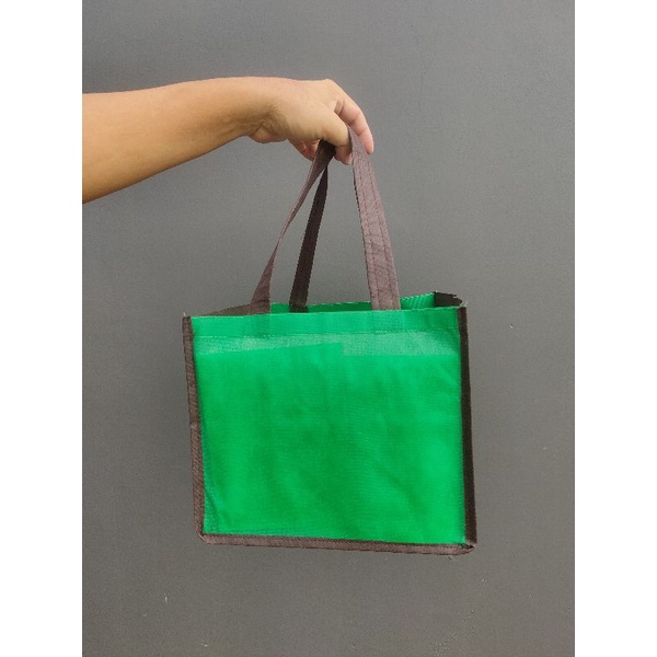 

UnoPacks ~ Tas Jahit Spunbond Box coklat & hijau 25 x 25