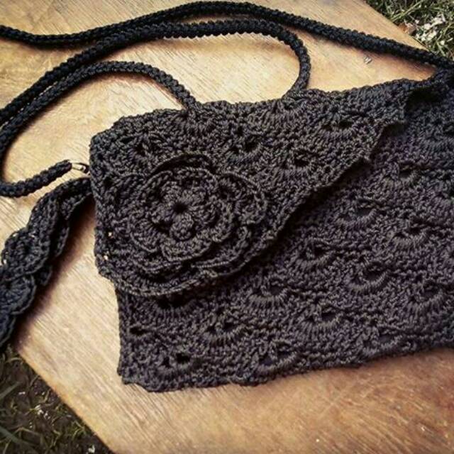 Tas rajut wanita selempang bunga rose hitam