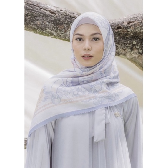 PRELOVED THALIA SCARF WEARING KLAMBY