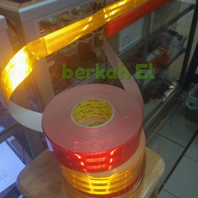 

Stiker reflektive scoltite pemantul cahaya