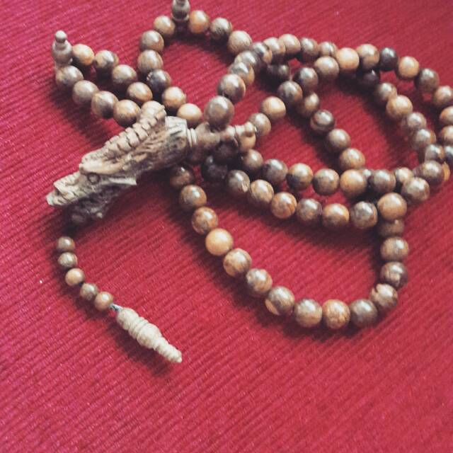 Tasbih kalung bandul ukir naga kayu gaharu aroma wangi