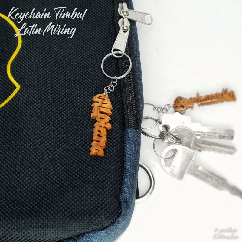 keychain huruf timbul latin miring gantungan kunci kokka kaukah kaokah