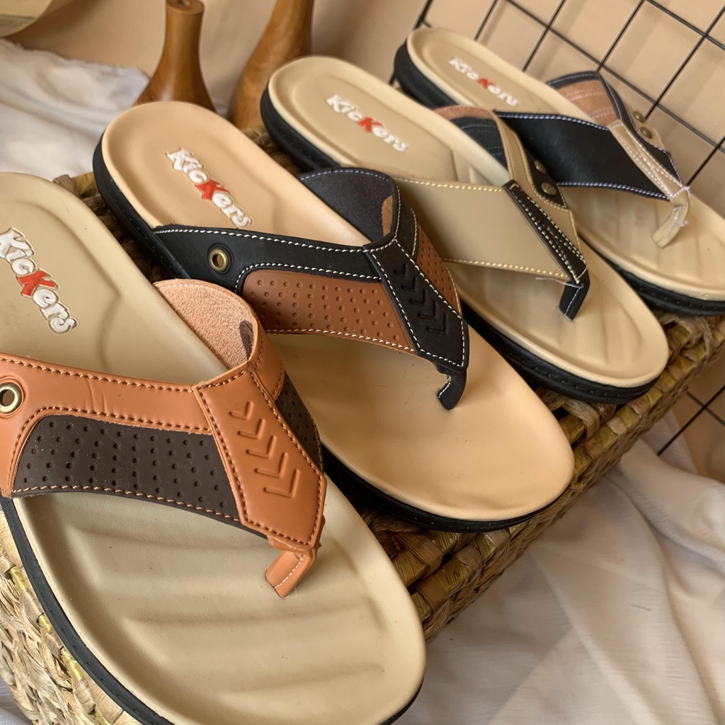 (TANPA KARDUS)sandal JAPIT TAMPAN 2 SENDAL JEPIT PRIA KULIT SINTETIS cowok terlaris karet termurah pria dewasa Sandal pria Sandal jepit pria Sandal casual pria elegant Sandal kulit Share: Sandal Kasual Kulit Pria Original Model Jepit Pria Santai