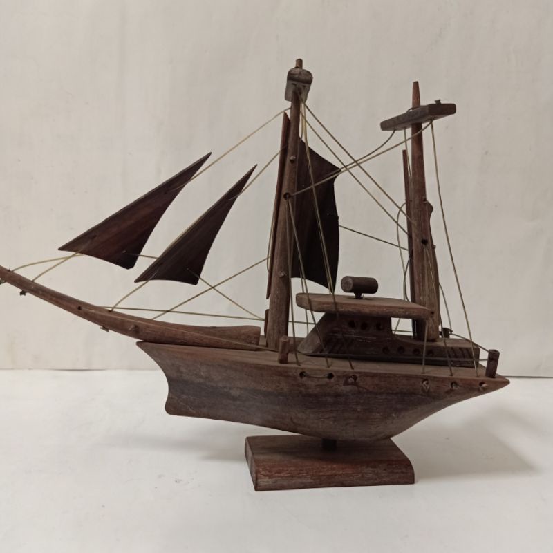 Miniatur pajangan kapal phinisi sulawesi