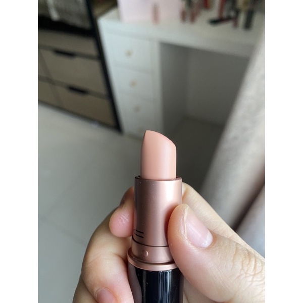 lipstick Mac cremesheen in color Creme D'nude