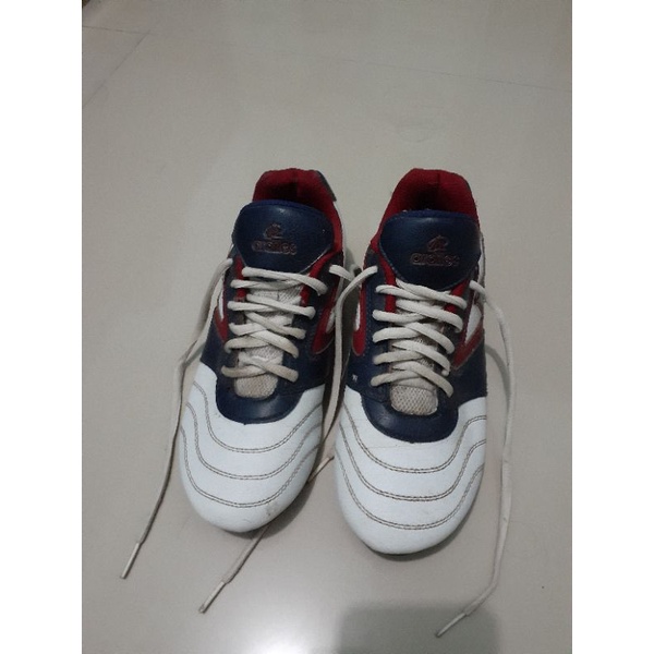 preloved sepatu olahraga