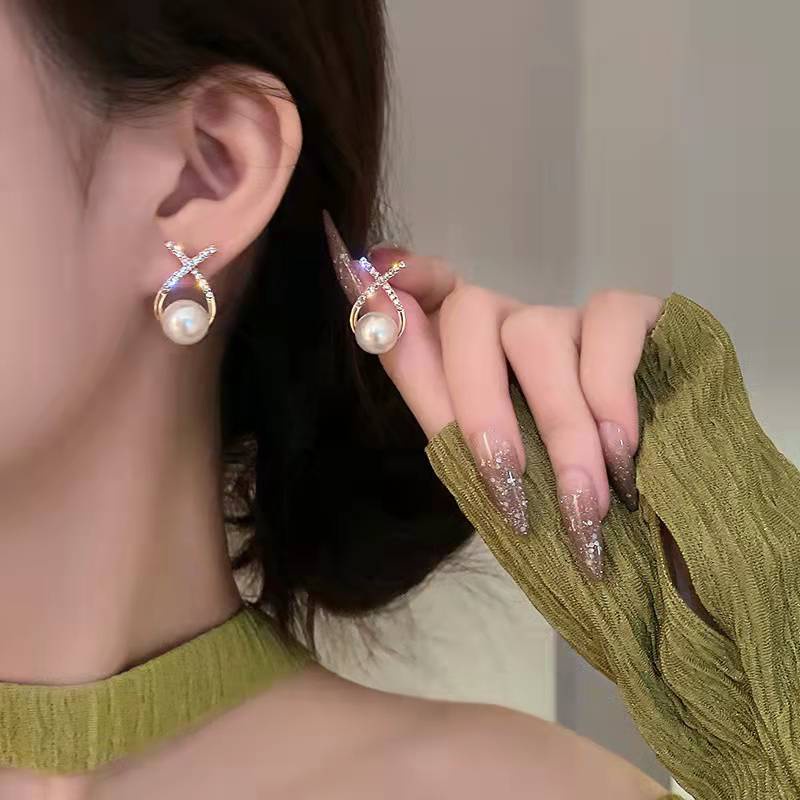 Anting Stud Desain Salib Aksen Kristal Mutiara Warna Emas Untuk Wanita