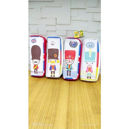 

pencil Case kain sleting motif boneka london satuan