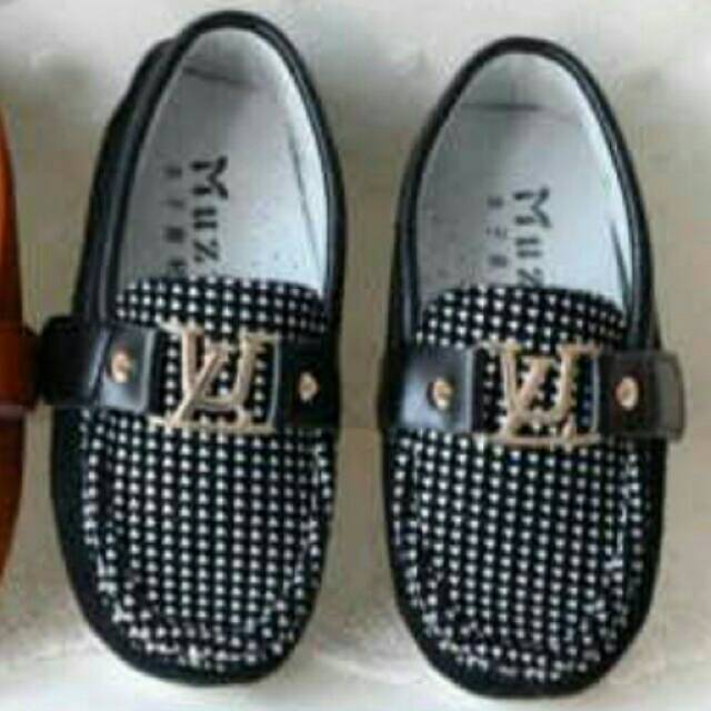 Sepatu import LV replika