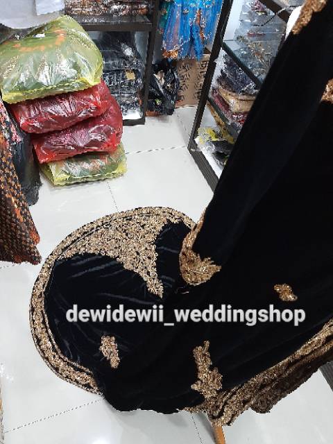 Baju bludru Pengantin Putri, ekor panjang