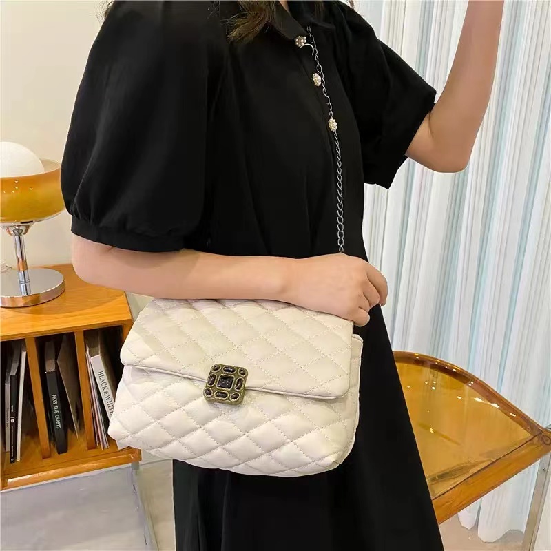 Temperamen tas kecil wanita rantai berlian tas persegi kecil sederhana dan modis versi Korea tas messenger satu bahu