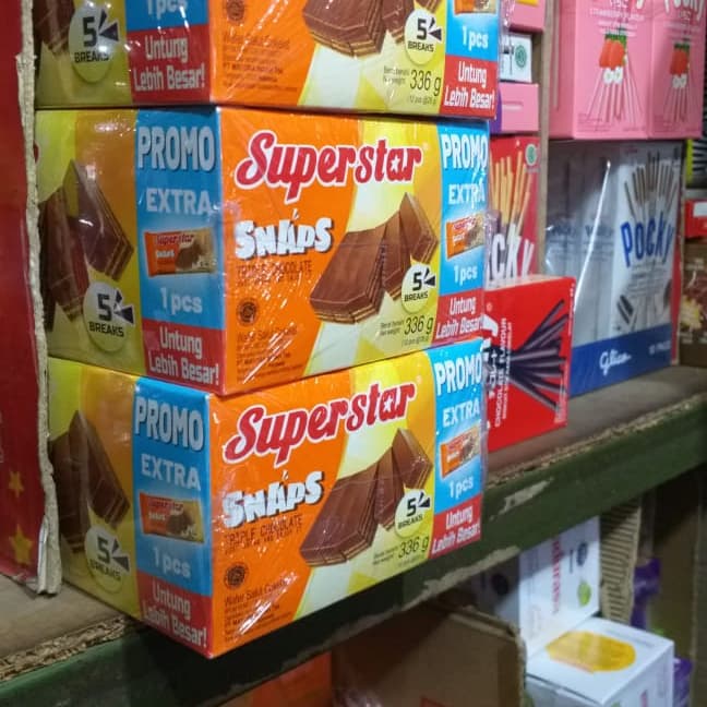 

Wafer-Biskuit- Wafer Superstar Snaps Triple Chocolate (Kemasan Box Isi 12) -Biskuit-Wafer.