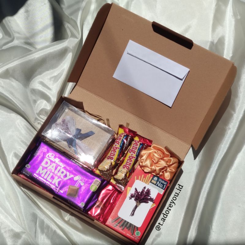 

Choco & Flowers Premium box with Medium Scrunchie