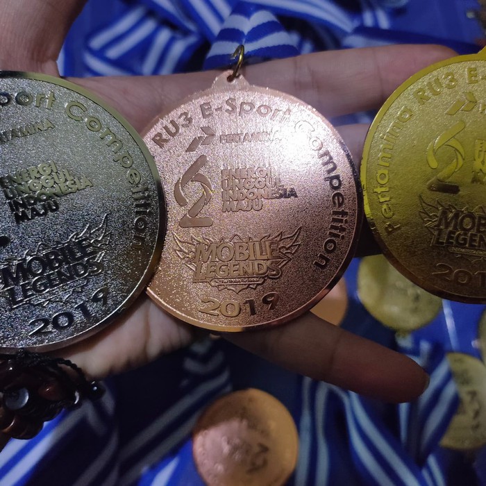 Medali kejuaraan olahraga bola
