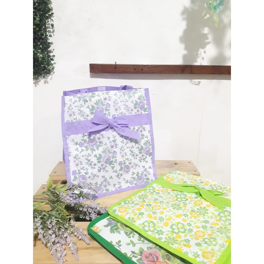 

Tas Kain Motif Perekat Ukuran Sedang