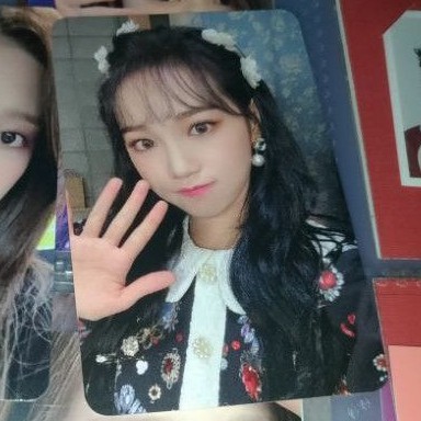 Chaewon Photocard Fansign Scene 3