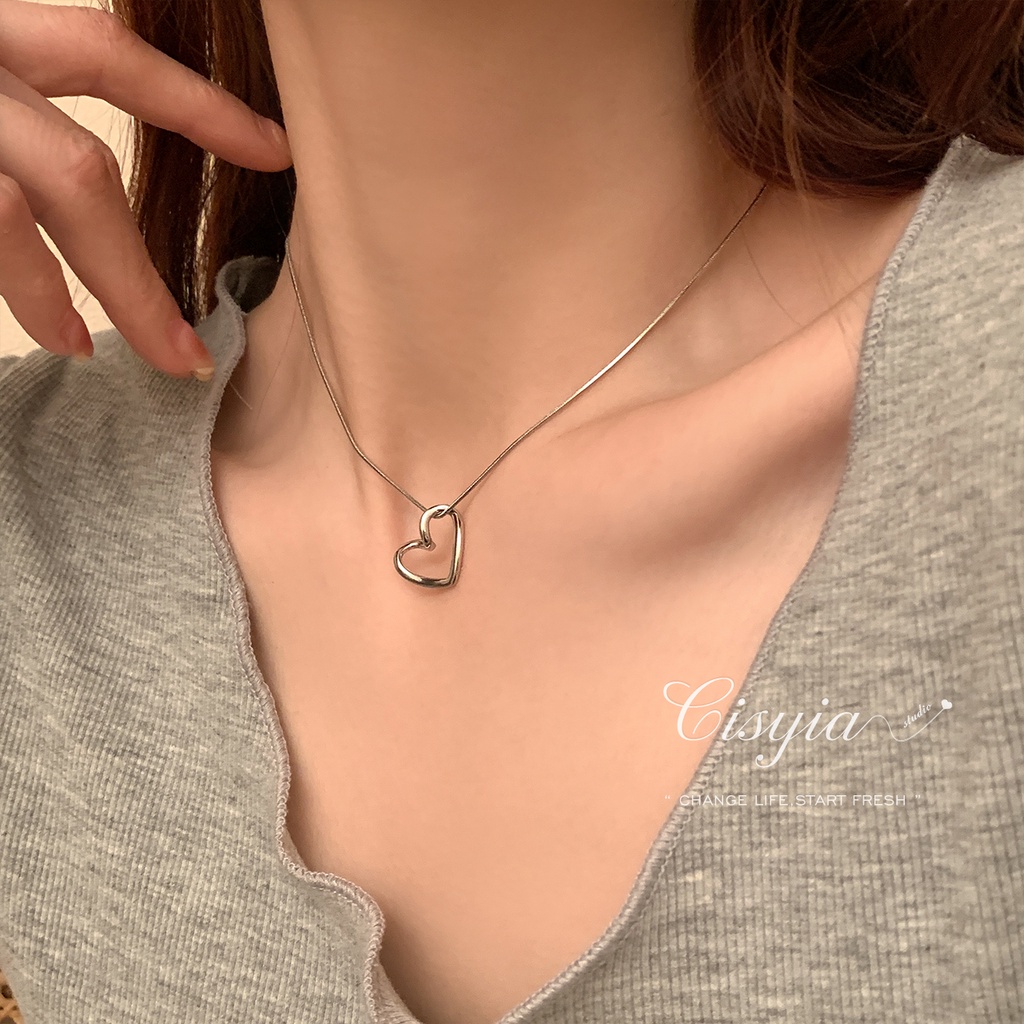 YEEZII Kalung Choker Rantai Silver 2k Multi layer Hias Kupu-Kupu Kristal Mutiara Untuk Wanita