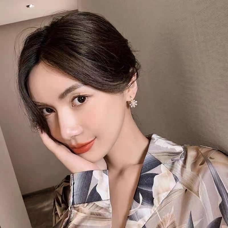 Kepingan salju anting-anting segar anting-anting wanita elegan berlian bersinar giwang telinga dingi