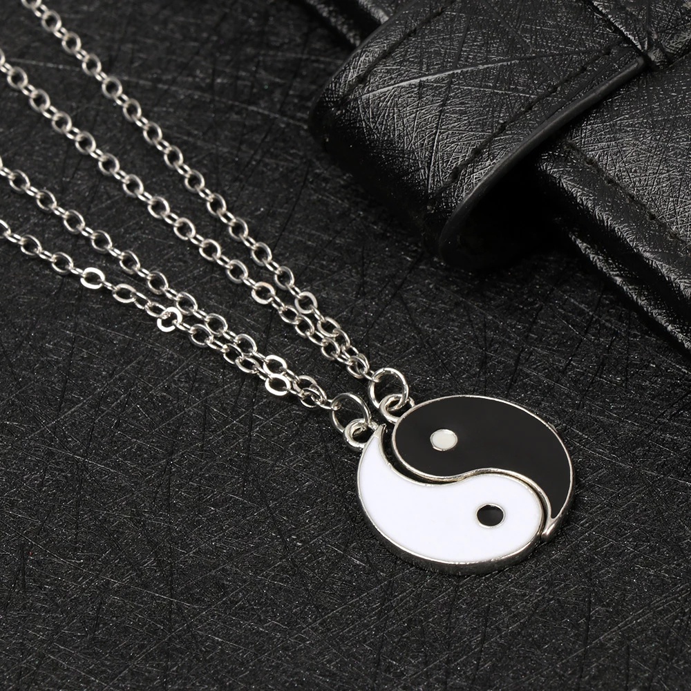 2pcs / Set Kalung Rantai Liontin Yin Yang Tai Chi Adjustable Warna Hitam Putih Gaya Retro Untuk Pasangan