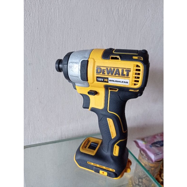 Dewalt impact driver dcf 887 tool only dan 1 pcs baterai 2.0Ah, produksi tahun 2020, kartu garansi r