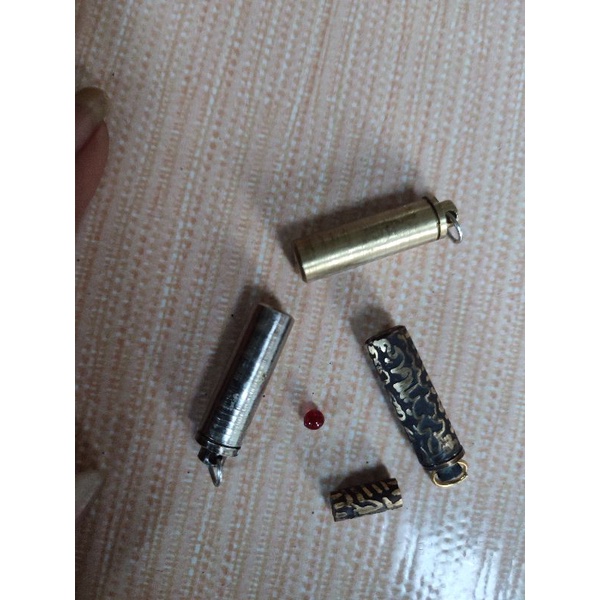 Liontin Tabung Hitam Putih Kuning Cupu Tabung Kecil Batu Merah