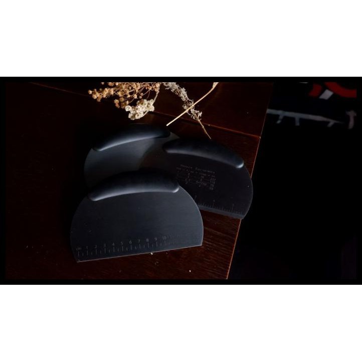 

Terlaris Bakest Scraper Metal Half Round Oval Dough Cutting Cutter With Measure