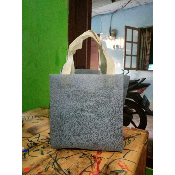

TAS HAJATAN SPUNBOND 20X20X20 TAS KOTAK NASI TAS BERKAT TAS AQIQAH TAS NASI BOX