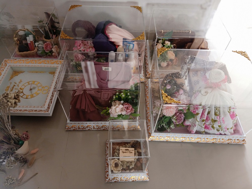 Tempat Hantaran Ukir Fiber Uk. 35x45 Tinggi 25cm Dengan Tutup Akrilik Tebal 3mm - Tempat Seserahan