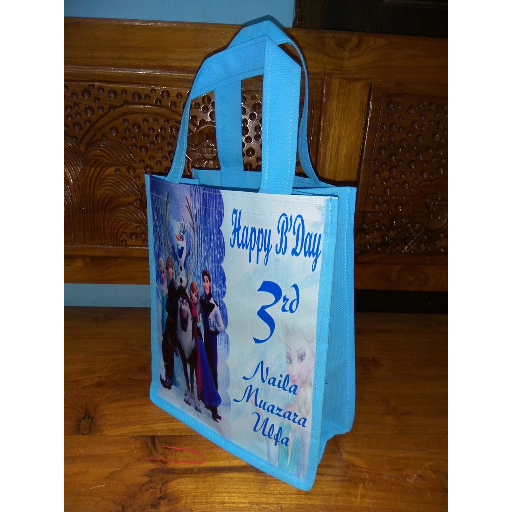 

Lnkshop Tas Ukuran B_ 20x10x25cm : Souvenir ulang tahun anak / sovenir tas ultah anak Motif Frozen