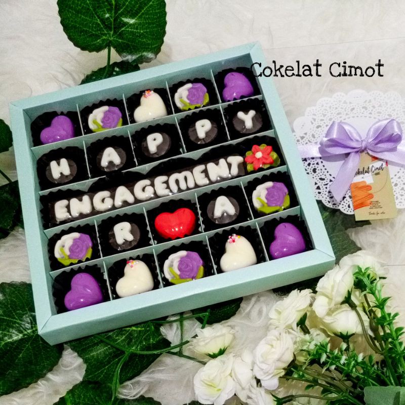 

Cokelat huruf/cokelat box/kado ulang tahun/kado valentine/anniversary/wisuda