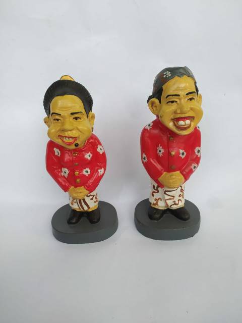 SEPASANG SOUVENIR PAJANGAN MINIATUR AMONG TAMU JAWA 17x8x6 cm BAHAN FIBERGLASS - DEKORASI RUMAH