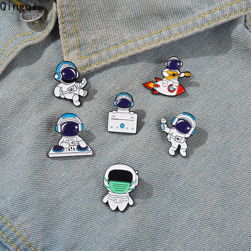 Bros Pin Enamel Bentuk Astronot / Gitar / Mikrofon / Astronot Kartun Untuk Hadiah